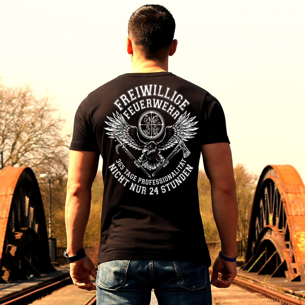 365 Tage Professionalität - Feuerwehr Herren T-Shirt